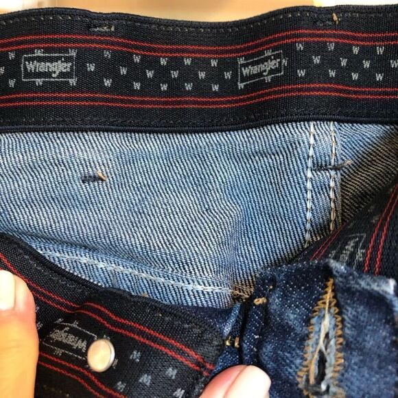 WRANGLER - Men’s Sz 34/32 Relaxed Fit, Straight-Leg Jeans in Medium Dark Wash. - Picture 12 of 14